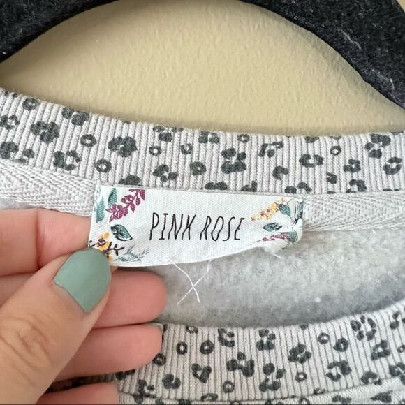 ✨ Pink Rose Women’s Gray Leopard Print Crewneck Medium - Picture 5 of 6